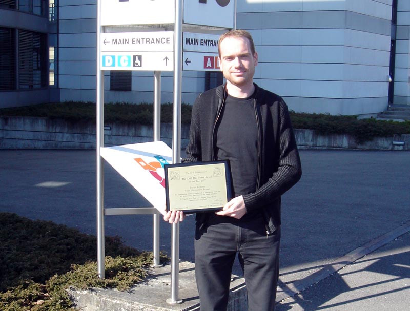 Steven Lowette outside building 40 with his Thesis Award plaque. Steven Lowette outside building 40 with his Thesis Award plaque.