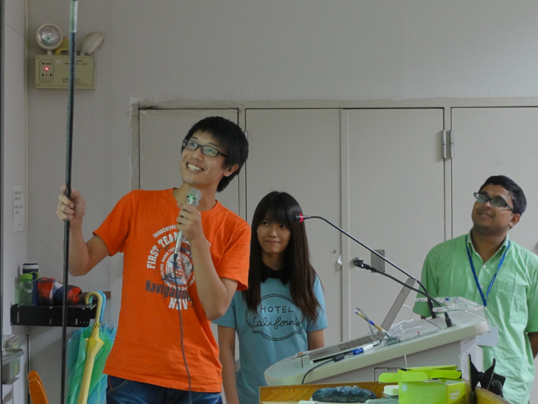 Students presenting their physics results at CMSDASia