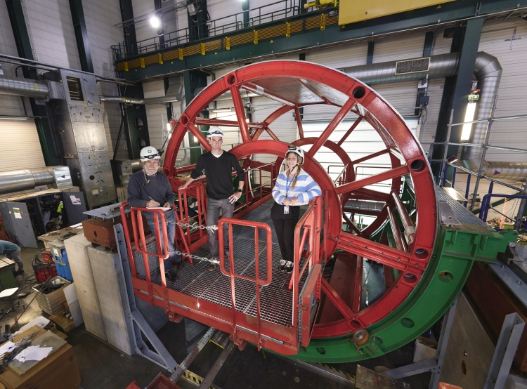 The design of the supermodule insertion tooling, enfourneur, has been improved in view of the production of a second one.