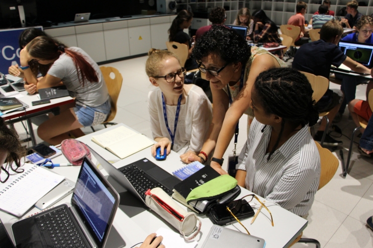 Every year, students and teachers who participate in CERN’s summer programmes, get the chance to explore different learning resources in particle physics. (Image: CERN)