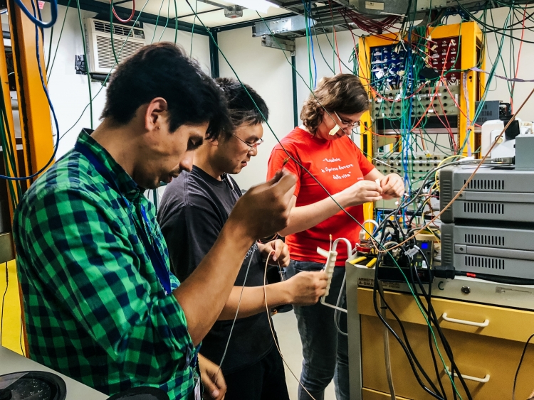 Testing of prototypes for the CMS timing detector for the HL-LHC upgrade. CMS scientists from Fermilab, Caltech and INFN Torino are preparing the experiments in the Fermilab Test Beam Facility (FTBF) hall (June 2018). Photo: A. Apresyan