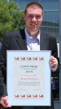 Marco Peruzzi holding his diploma.  © Swiss Physical Society