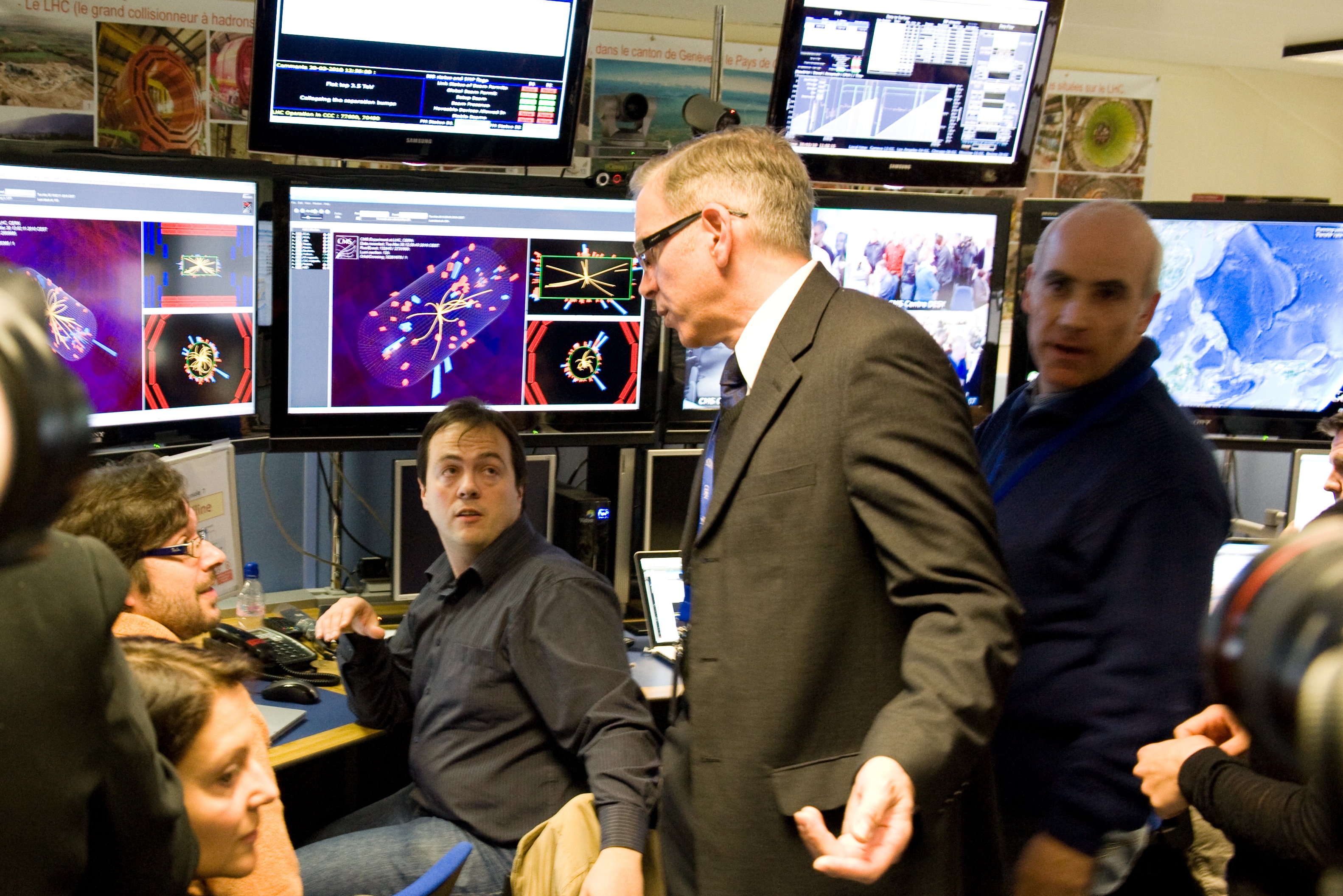 CMS physicists study the first LHC collisions