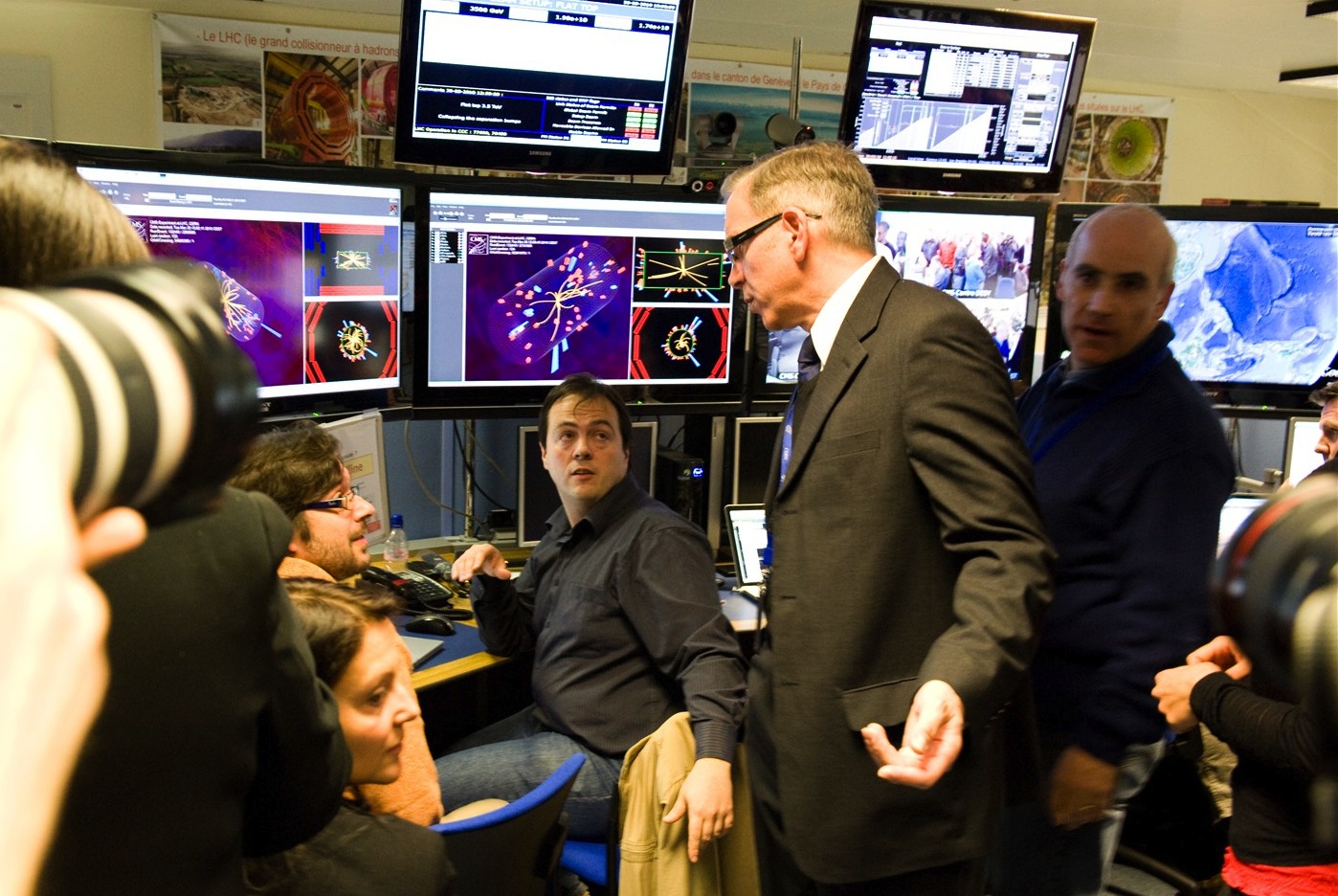 Offline group display first events at LHC