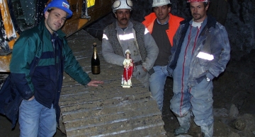 Image 1: The on-site workers with the idol of St. Barbara in 1999.